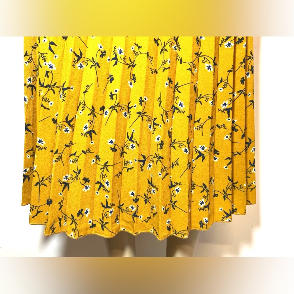Andi + James Pleated Skirt with Floral Print in Mustard Yellow. Size L - Picture 5 of 10